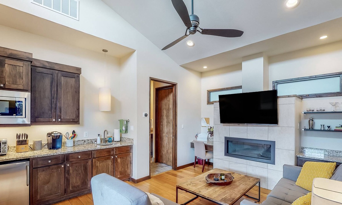 Spicewood Cabin | Luxe lakeside cabin with bunk room, outdoor kitchen & alfreso living/dining