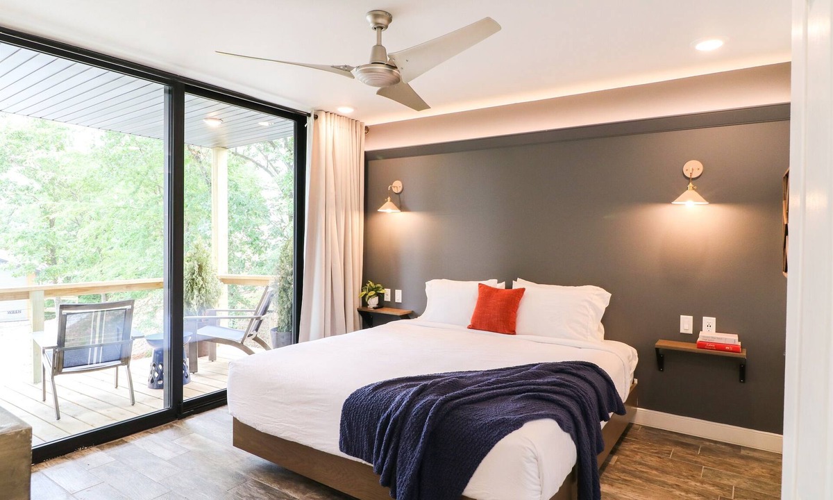 Grove Cabin | Luxe Lakeside Lake Views Couples Families Kings
