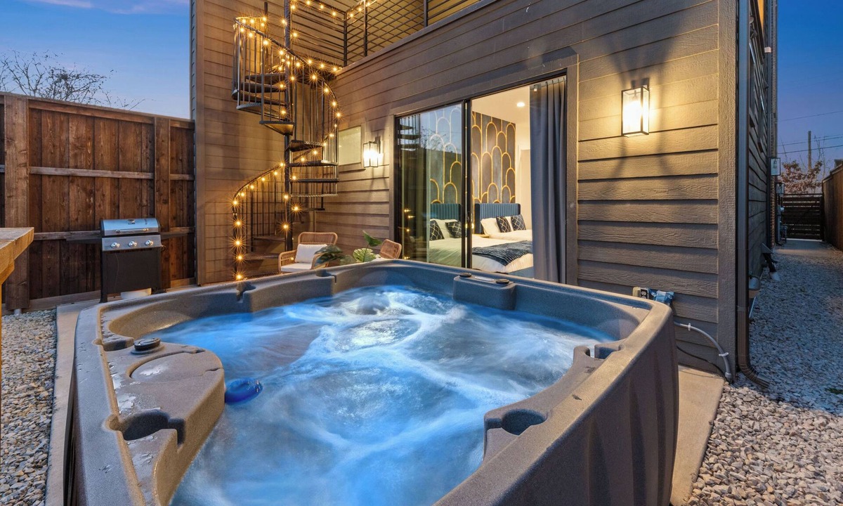 Oak Lawn House | Luxe Loft with Hot Tub, Pool Table, Balcony, BBQ