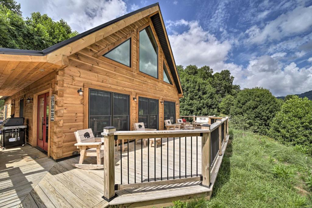 Maggie Valley House | Luxe Log Cabin w/Modern Finishes & Mtn Views