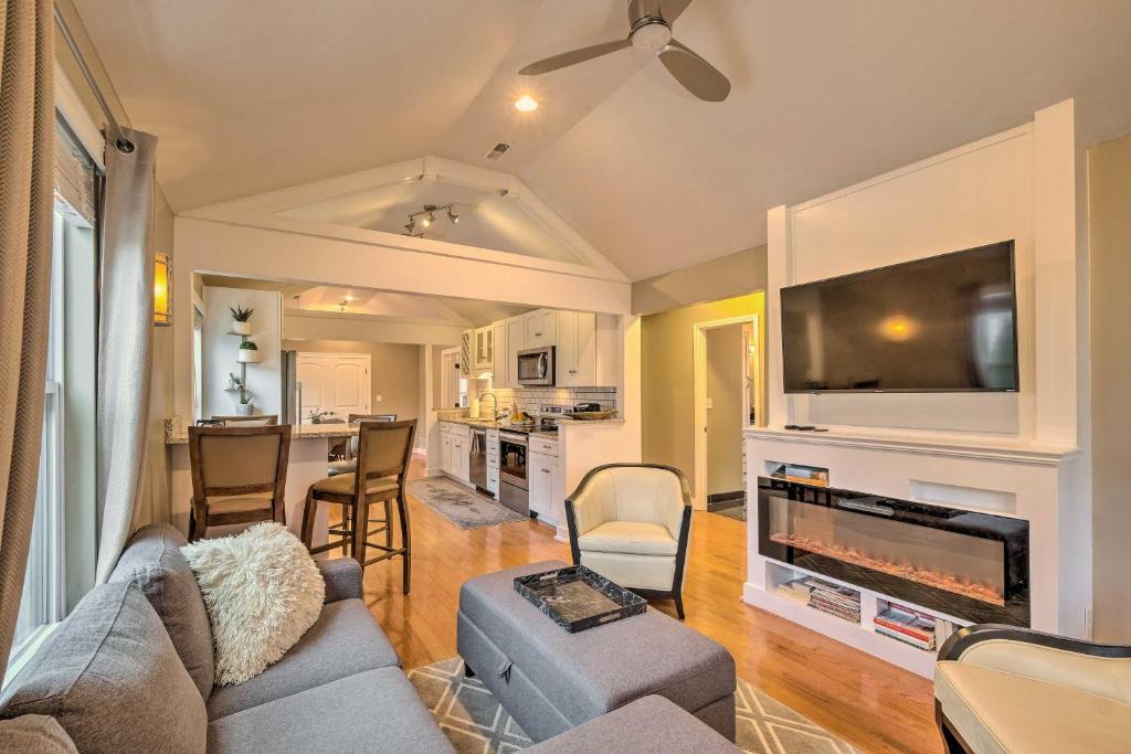 Lyndon House | Luxe Lyndon Home < 11 Mi to Dtwn Louisville!