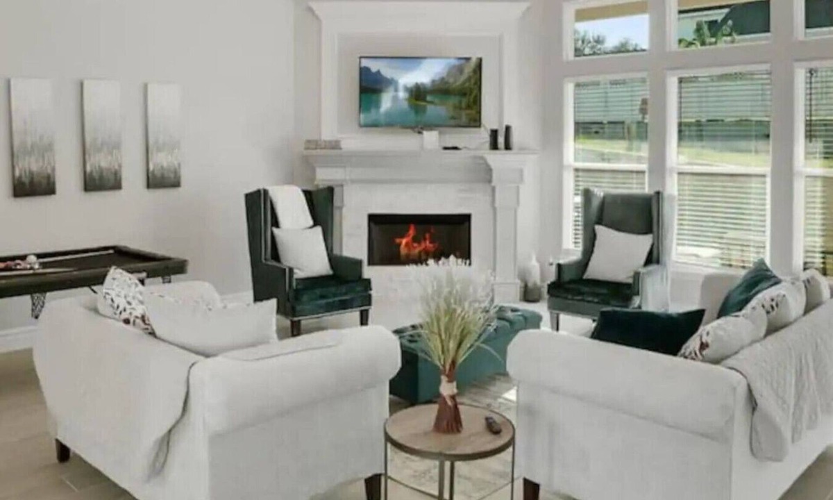 Calallen House | Luxe Mansion w Yard, BBQ, Pool Table!