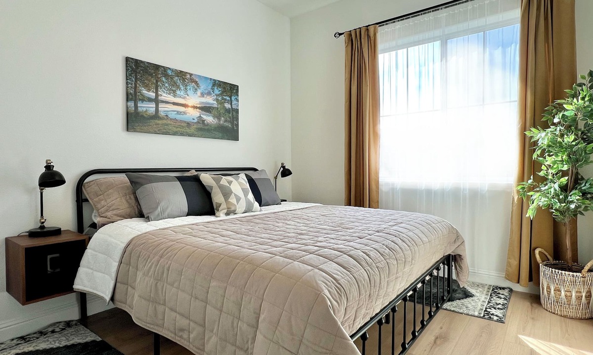 Roseville House | Luxe Mediterranean Lounge with King Bed