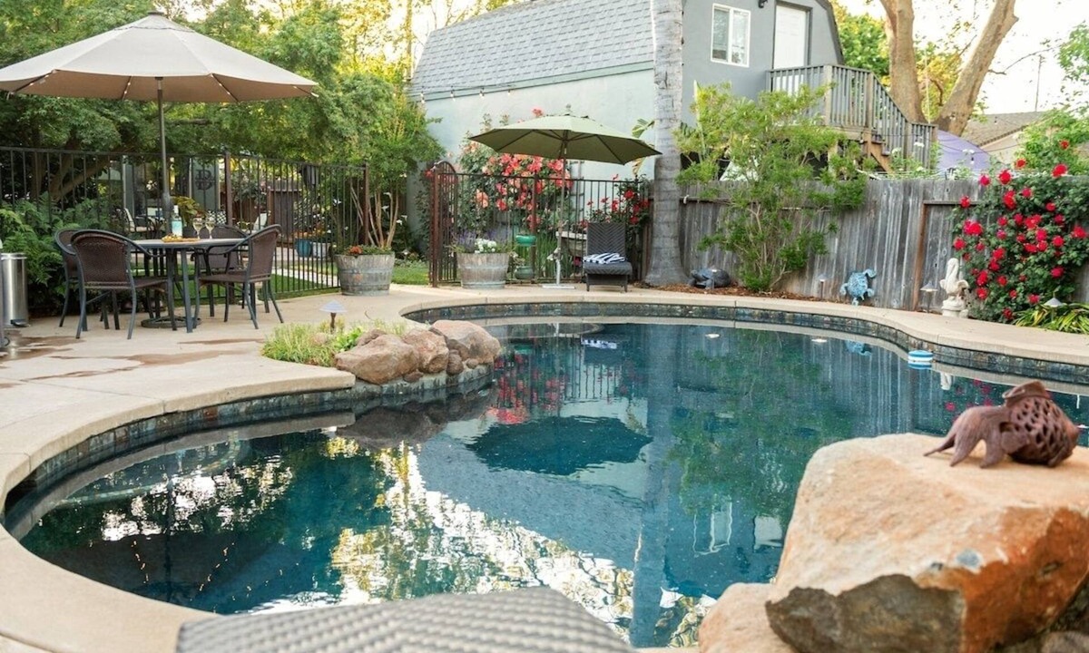 Southeastern Sacramento House | Luxe Mid-Town Bungalow