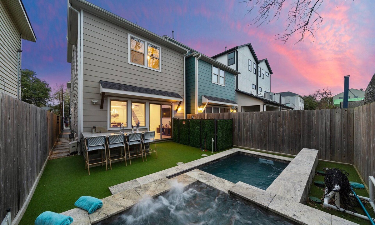 Montrose House | Luxe Montrose Retreat With Heated Pool/Spa, King Beds And Mini-Golf