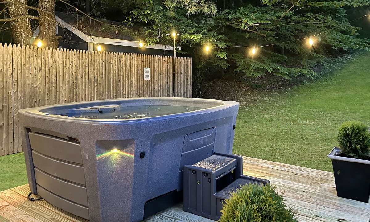 Kerhonkson Villa | Luxe Mountain Getaway Fire Pit Arcade Hot Tub Pool