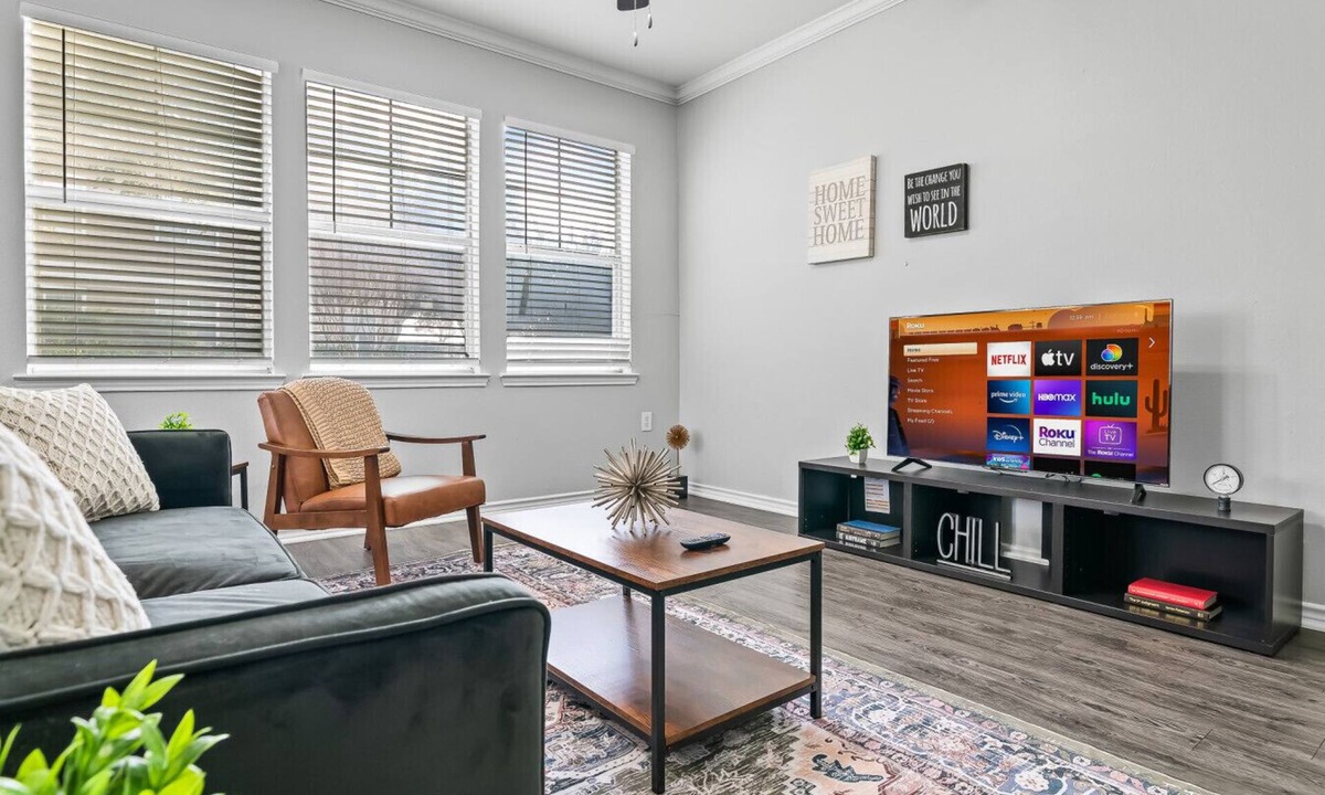 Fossil Creek Apartment | Luxe New 2BR 2BA Apartment in Haltom City with Style