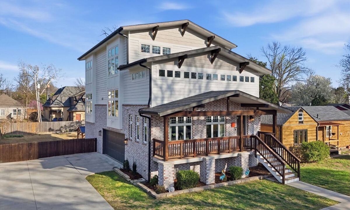 Cherry Street House | Luxe on Lewis | Utica Sq/EXPO | Chef's Kitchen