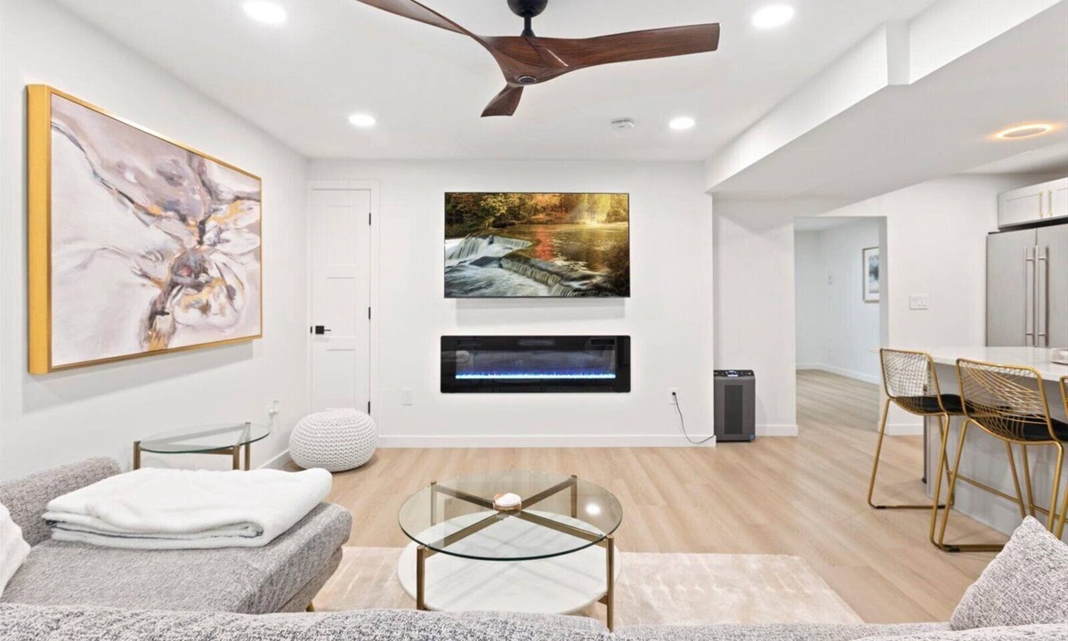 Shoreline Apartment | Luxe One-Level Suite King Bed Fast WiFi W/D Included