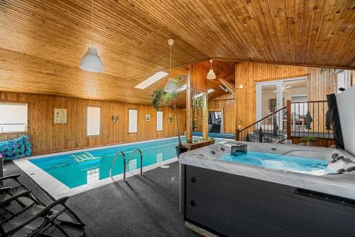 Canyon Meadows Apartment | Luxe Paradise - Indoor Pool - Hotub - Sauna - Gym - Games