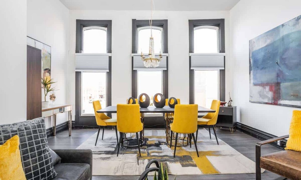 Crawfordsville Condo | Luxe Penthouse Condo | City Views Parking Fire