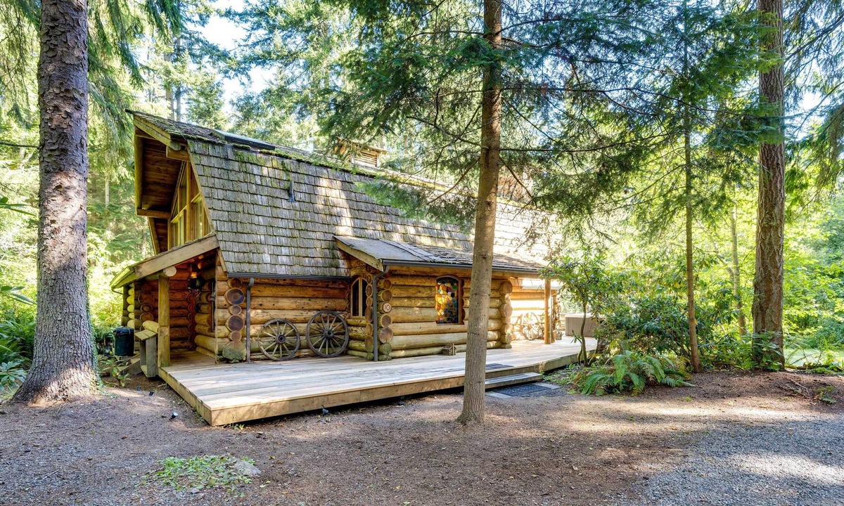 Greenbank Cabin | Luxe PNW Log Cabin w/ Fireplace & Waterfront Deck