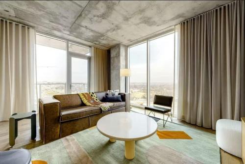 Rainey Street Historic District House | Luxe Rainey St High Rise - Heated Pool - Gym - ATX