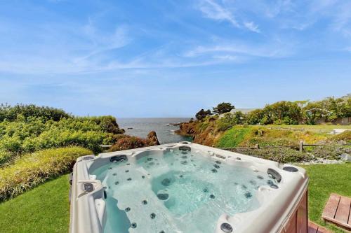 Mendocino House | Luxe Remodeled Oceanfront Home on the Bluff