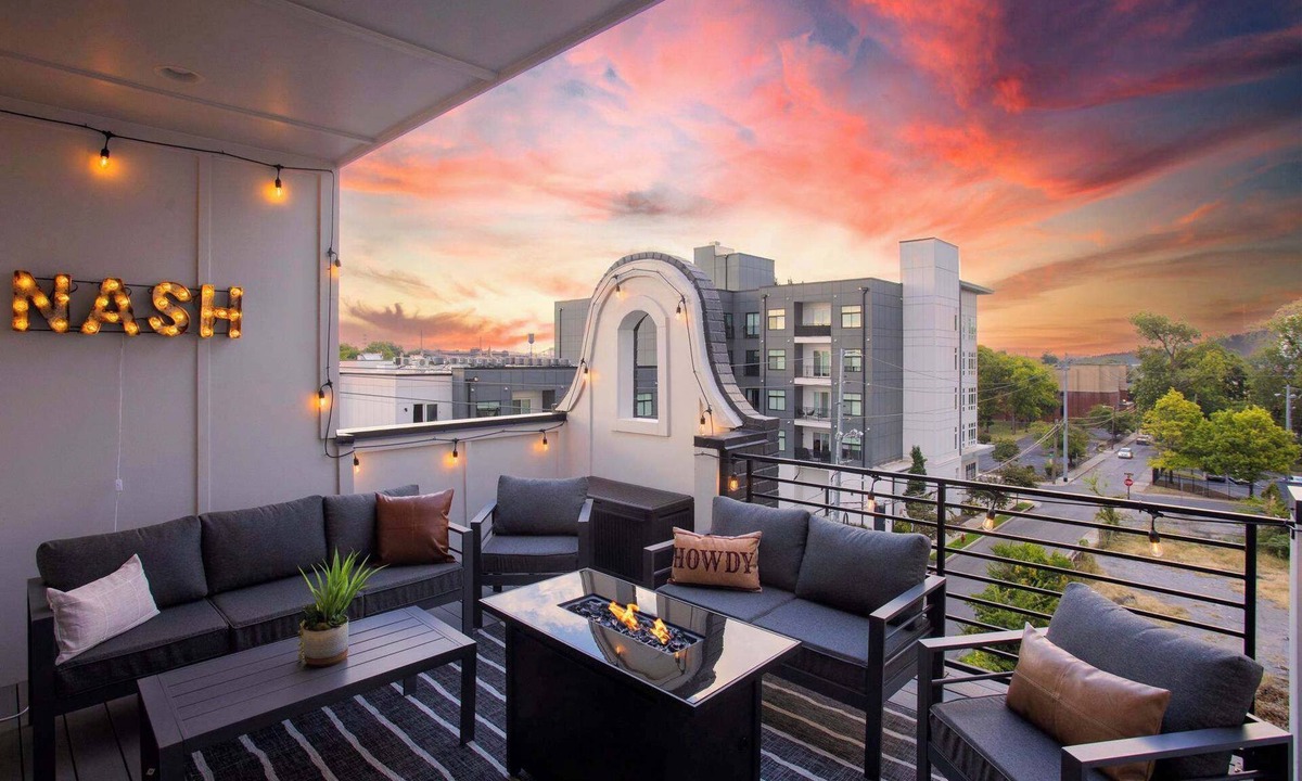 Buena Vista House | Luxe Retreats Sleeps 24: Games, Views, Near Dwntwn