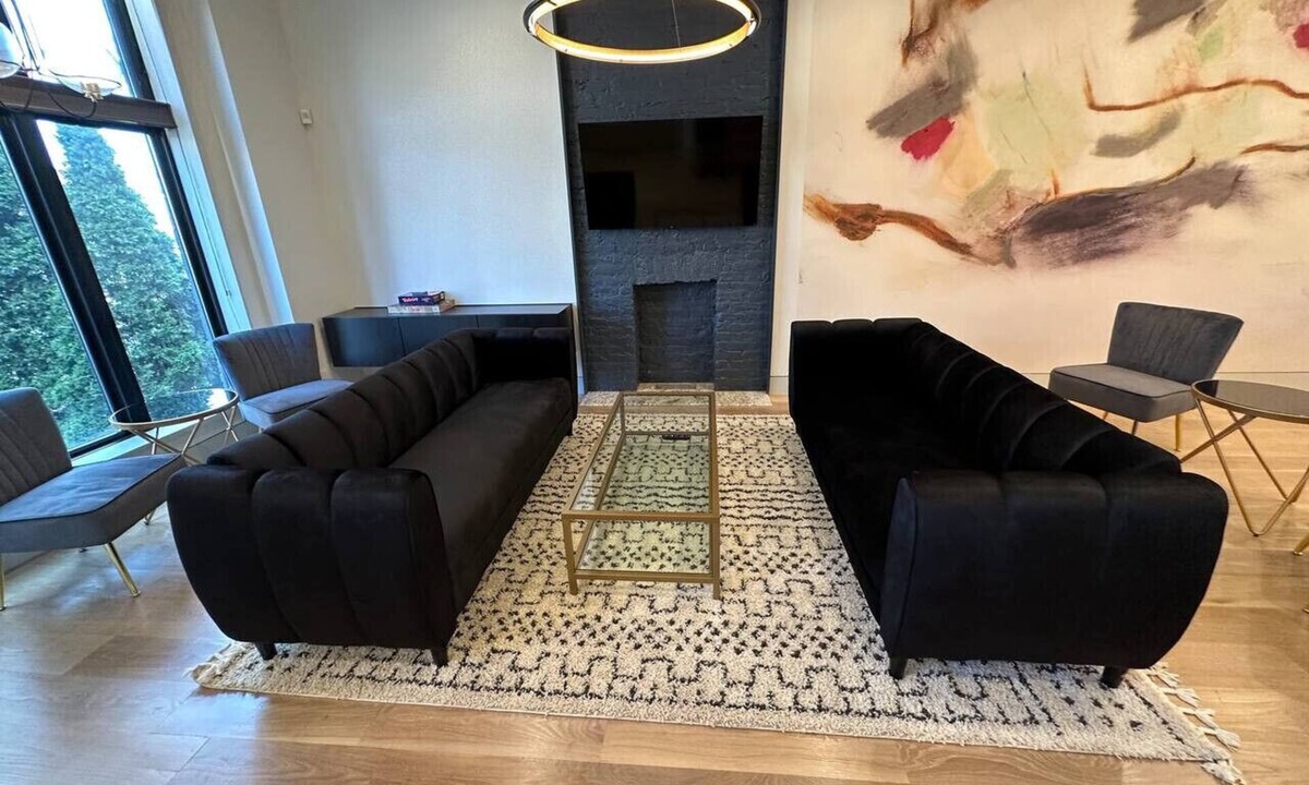 East Garfield Park House | Luxe SFH Urban Retreat
