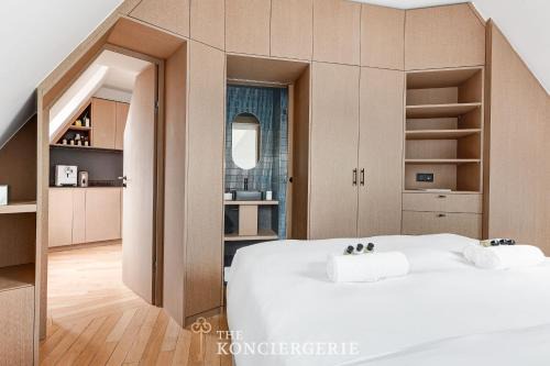 Porte-Dauphine Apartment | Luxe sous les toits de Paris avec vue Tour Eiffel
