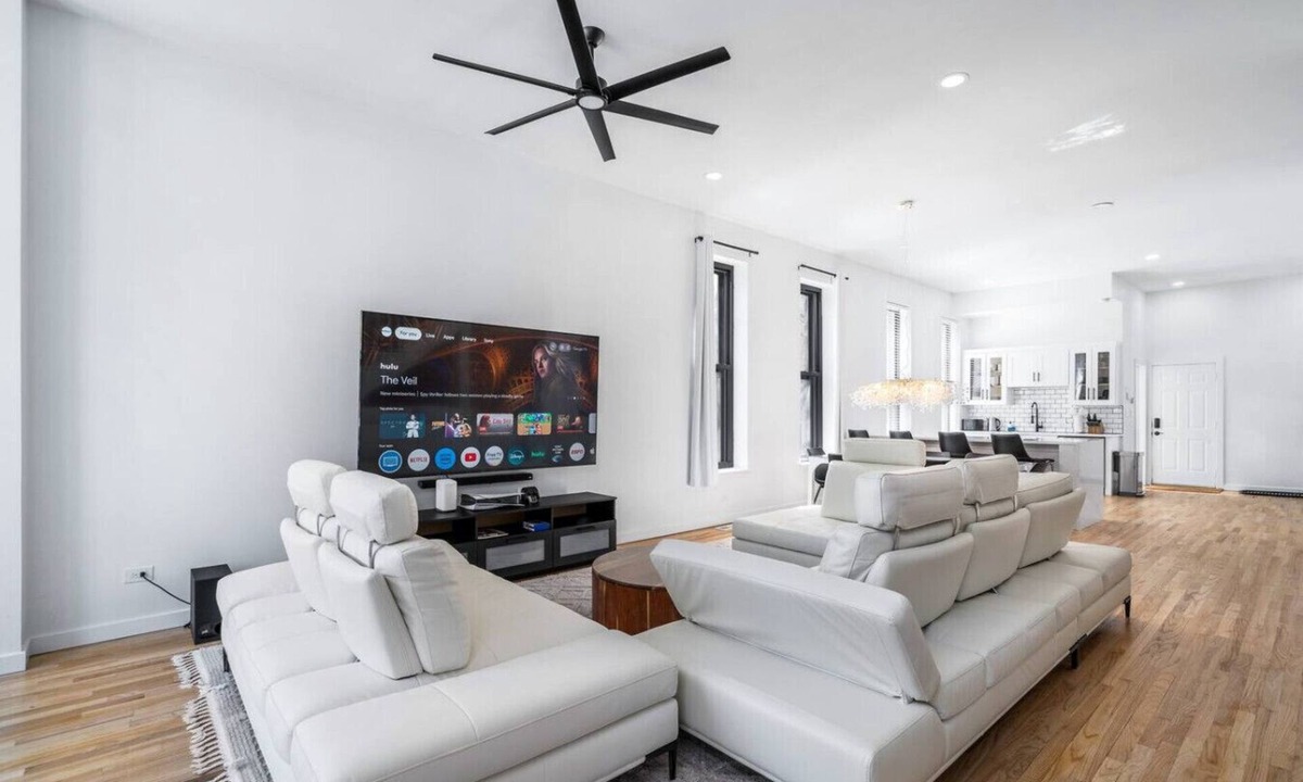 Bucktown House | Luxe Spacious SFH in Bucktown w/Secure Parking
