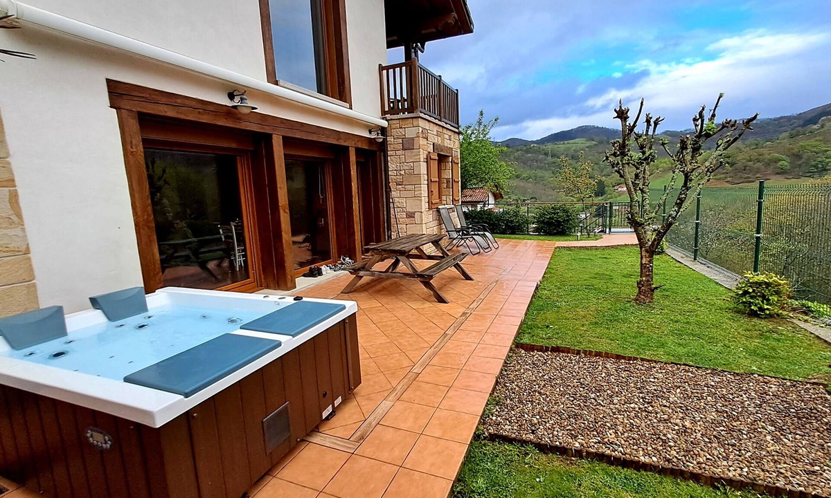 Sumbilla Apartment | Luxe studio Casa Angiz Etxea 2; charm, outdoor spa and valley views