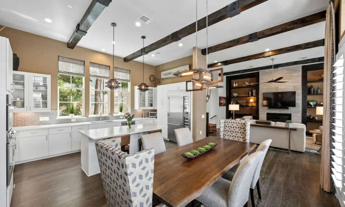 Riverside Apartment | Luxe Townhome | 4bd 5ba Elevator | 1 mile from DT
