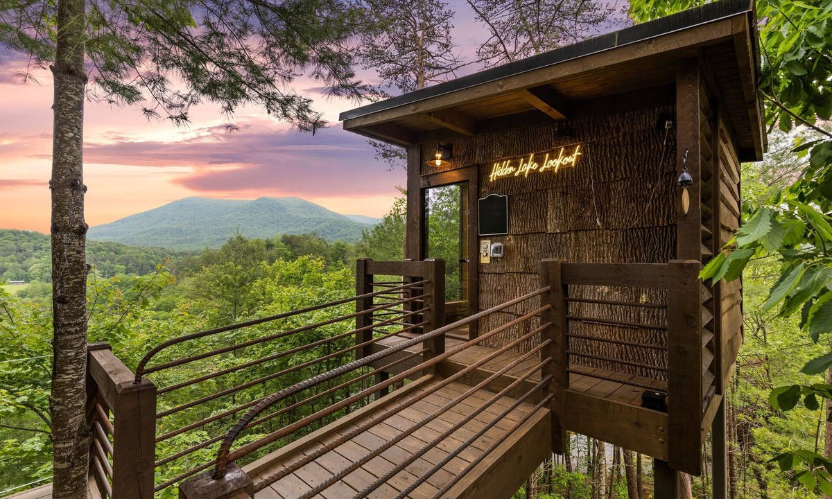 Hidden Lake Cabin | LUXE TREEhouse with amazing view! Perfection! Romantic paradise! Sauna! Slide!