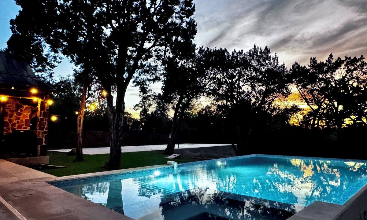 Sunset Valley Villa | Luxe Tuscan Villa on 1 Acre with Pool & Pickleball, Sleeps 18, 9 mins to DT