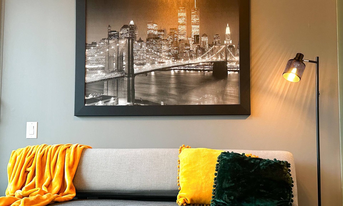 Fashion District Condo | Luxe Urban Nest @ King & Bathurst with Heated Balconyn