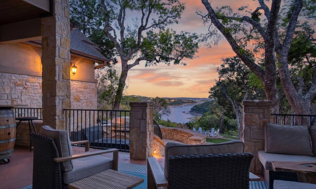 Leander House | Luxe Villa + Epic Lake Views,+King beds,