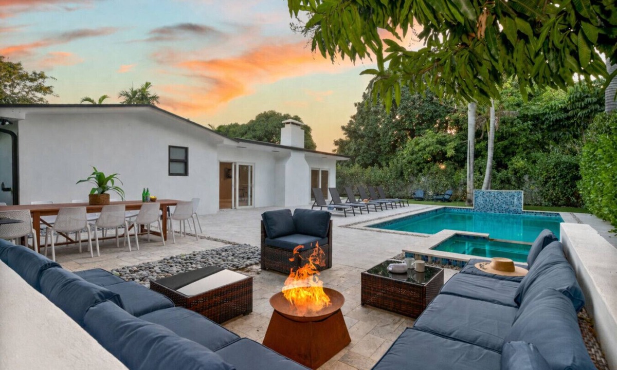Golden Glades Villa | LUXE Villa, Heated Pool, Fire Pit, GAMES