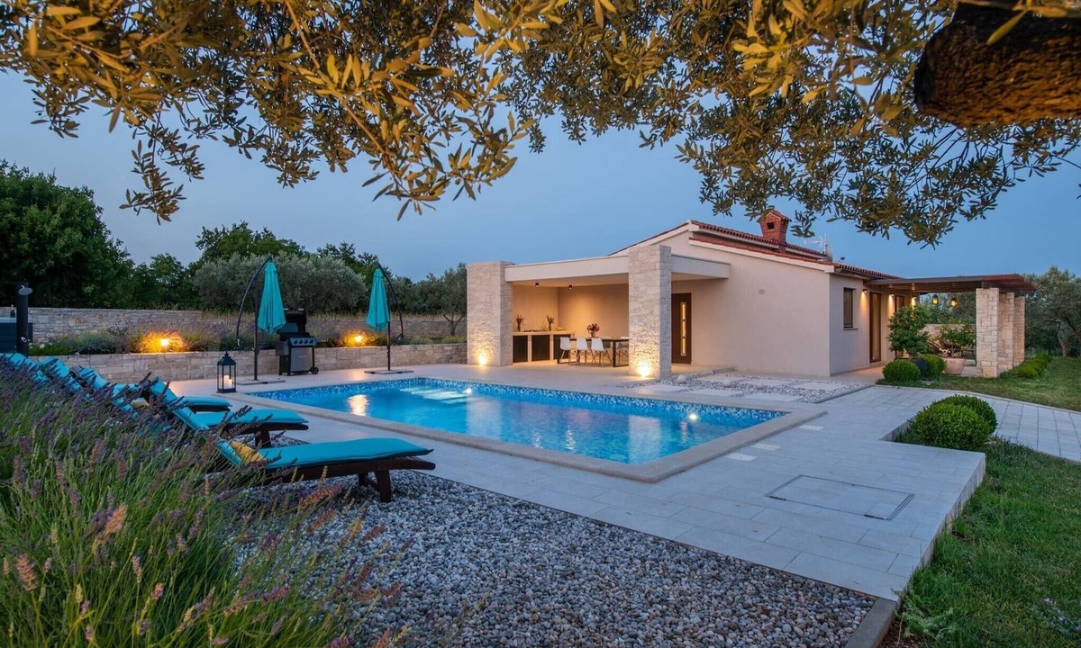 Mali Vareski Villa | Luxe villa with jacuzzi and pool