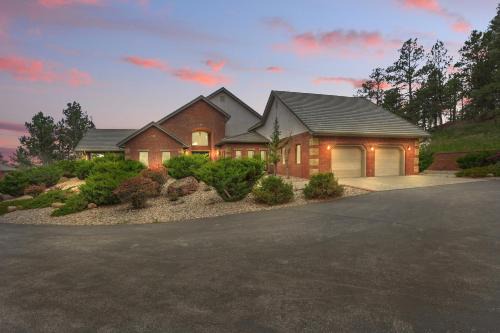 Colonial Pine Hills House | Luxe Villa with Panoramic Views and Yard