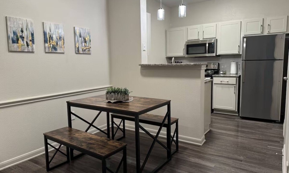 College Park Apartment | LuxeWoodlands Villa: Cozy Stay