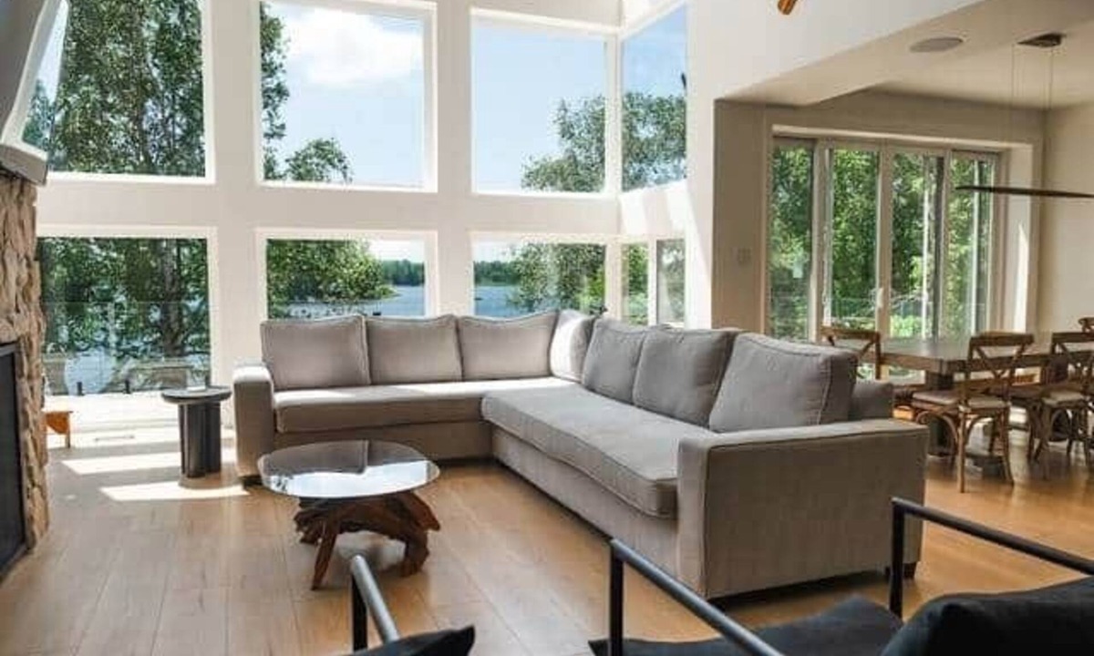 Whitestone House | Luxury Rockshore Lakehouse w/hot tub & golf sim