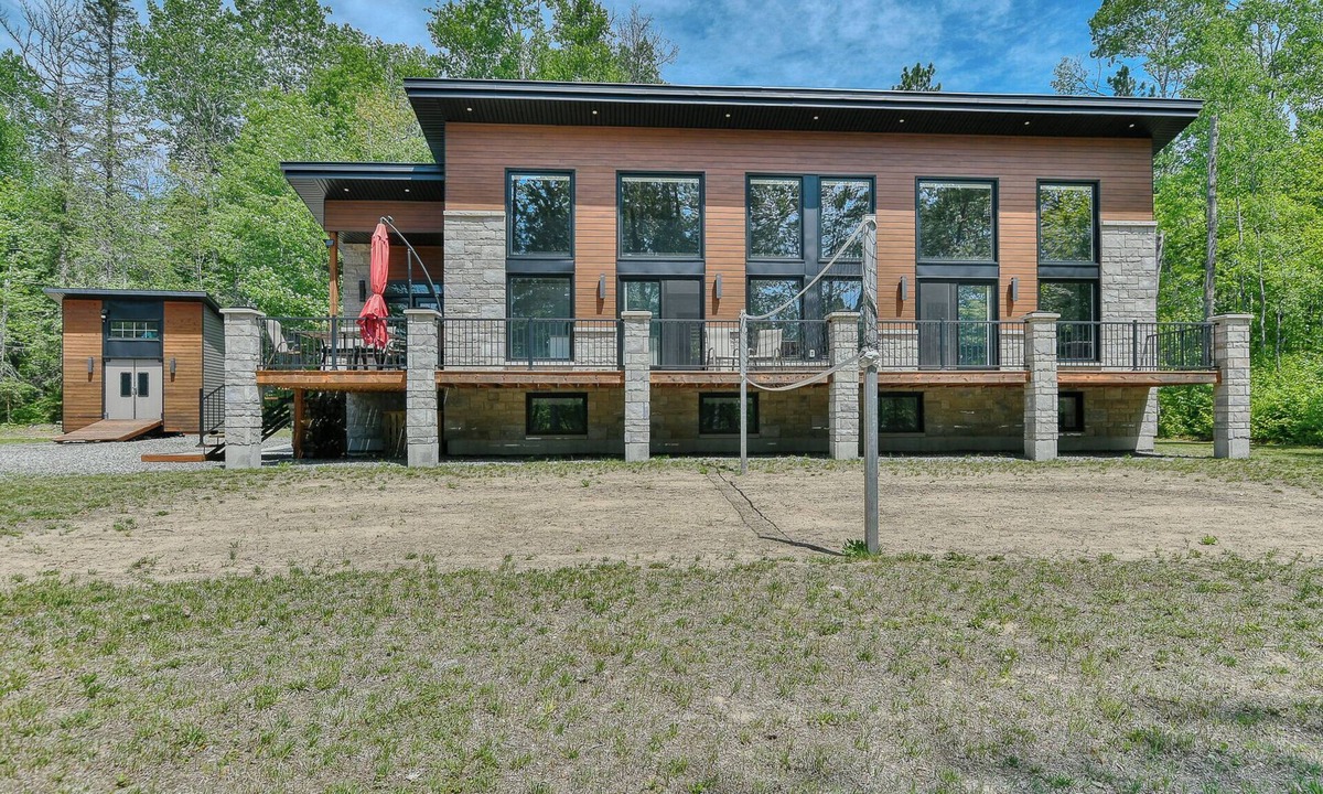 Grand-Remous Ski Chalet | Luxueux chalet, bord de lac, 8 chambres, spa, plage & quai privé. 21 personnes.