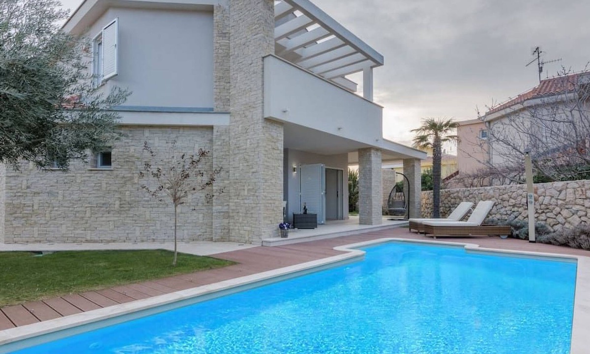 Kolanjski Gajac House | Luxuriöse Villa White Rose mit Pool in der Nähe von Zrče Beach by Interhome