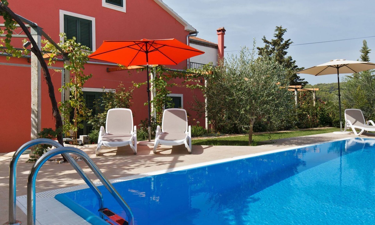 Sutomiscica House | Luxuriöses Haus direkt am Strand, große Terrasse, Pool by Interhome