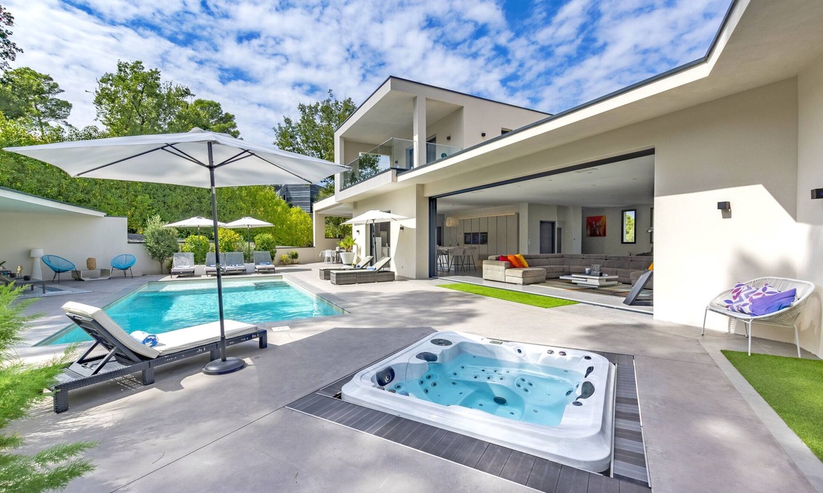 Saint-Clement-de-Riviere Villa | Luxurious villa on a private estate.