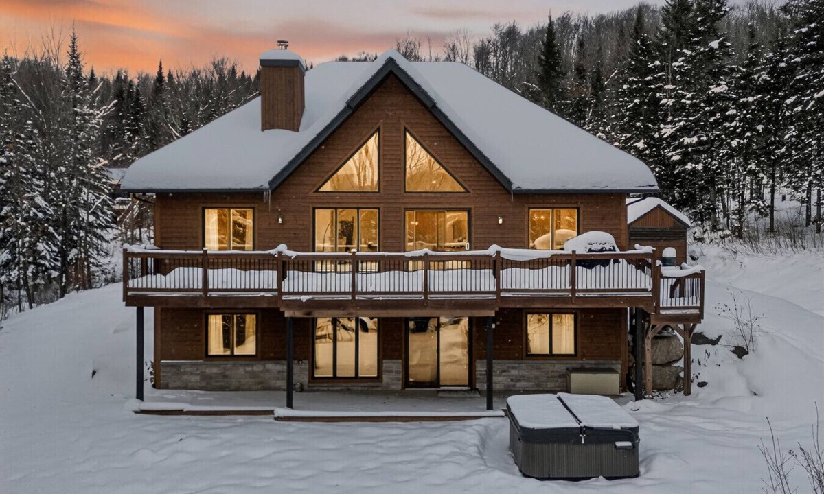 Saint-Faustin-Lac-Carre Ski Chalet | Luxurious Scandinavian Golf Chalet + Private Spa