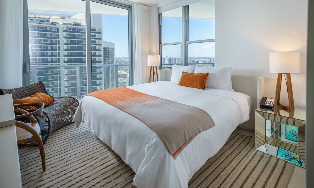 Hollywood South Central Beach Apartment | Luxurios 2B/2B Condo Beachfront Building