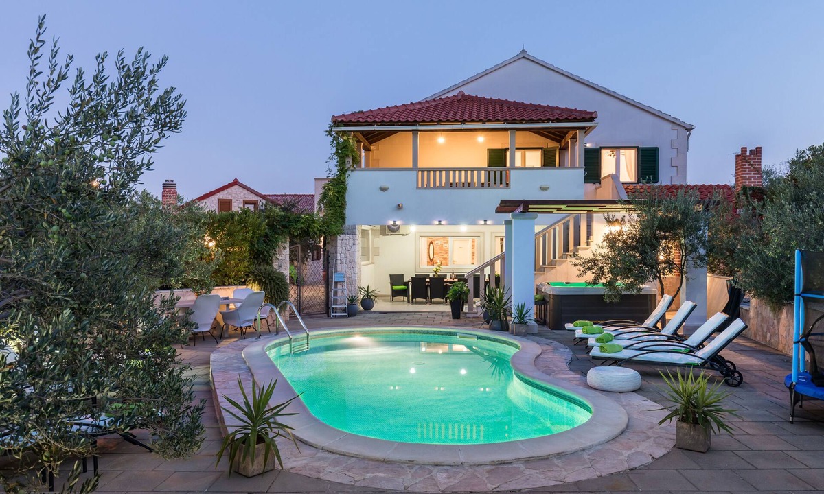 Selca Villa | luxurios and comfortable Villa/Island Brač/with pool,jacuzzi/tranpol/14people