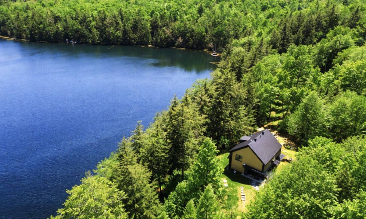 Pine Hill Ski Chalet | Luxurious Chalet Ambre - Waterfront, Spa, and Fire