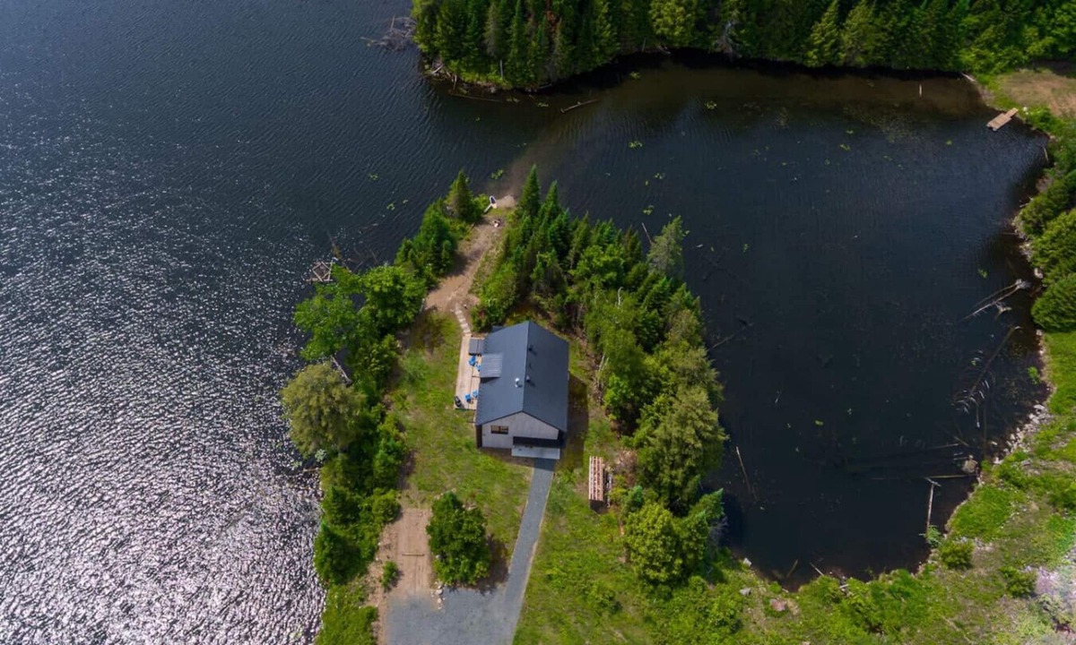 Pine Hill Ski Chalet | Luxurious Chalet Aube - Waterfront, Spa, Fireplace