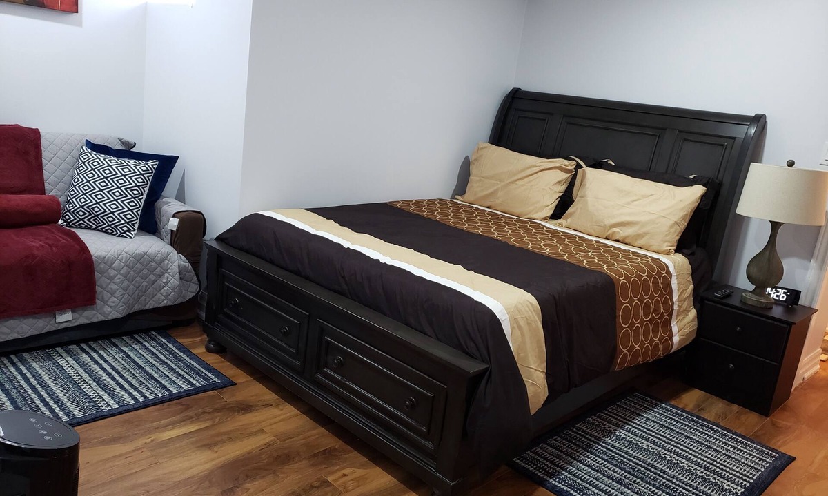 Mount Pleasant Apartment | Luxurious 1BR+1BA Apt., Modern, Bright, w. parking