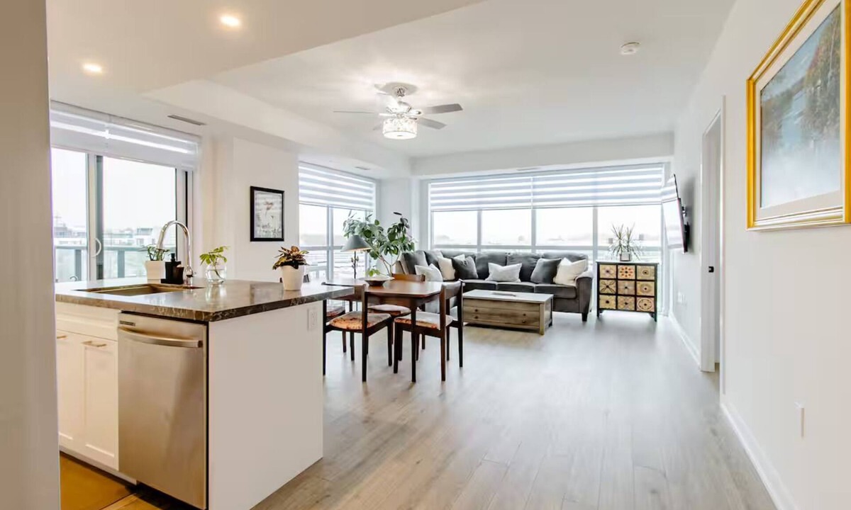Innisfil Condo | Luxurious 2-Bed, 2-BA Modern & fully Furnished