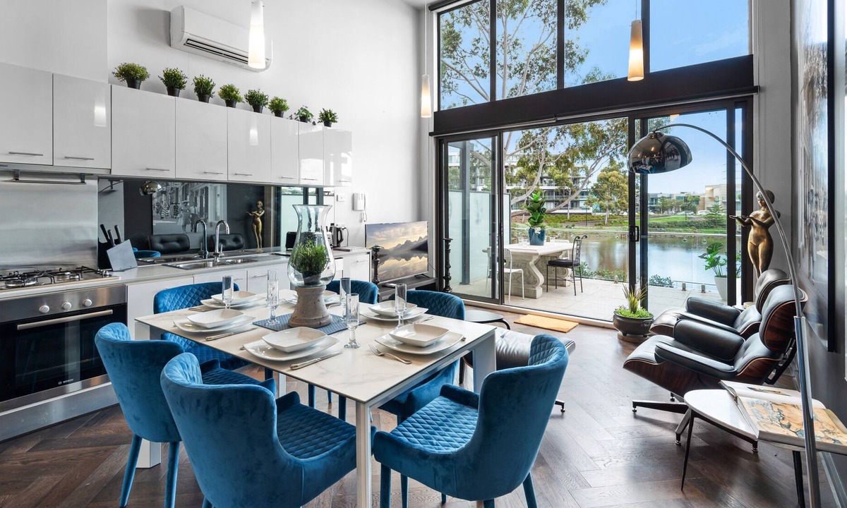 Maribyrnong Apartment | Luxurious 2-Bed Loft with Waterside Views