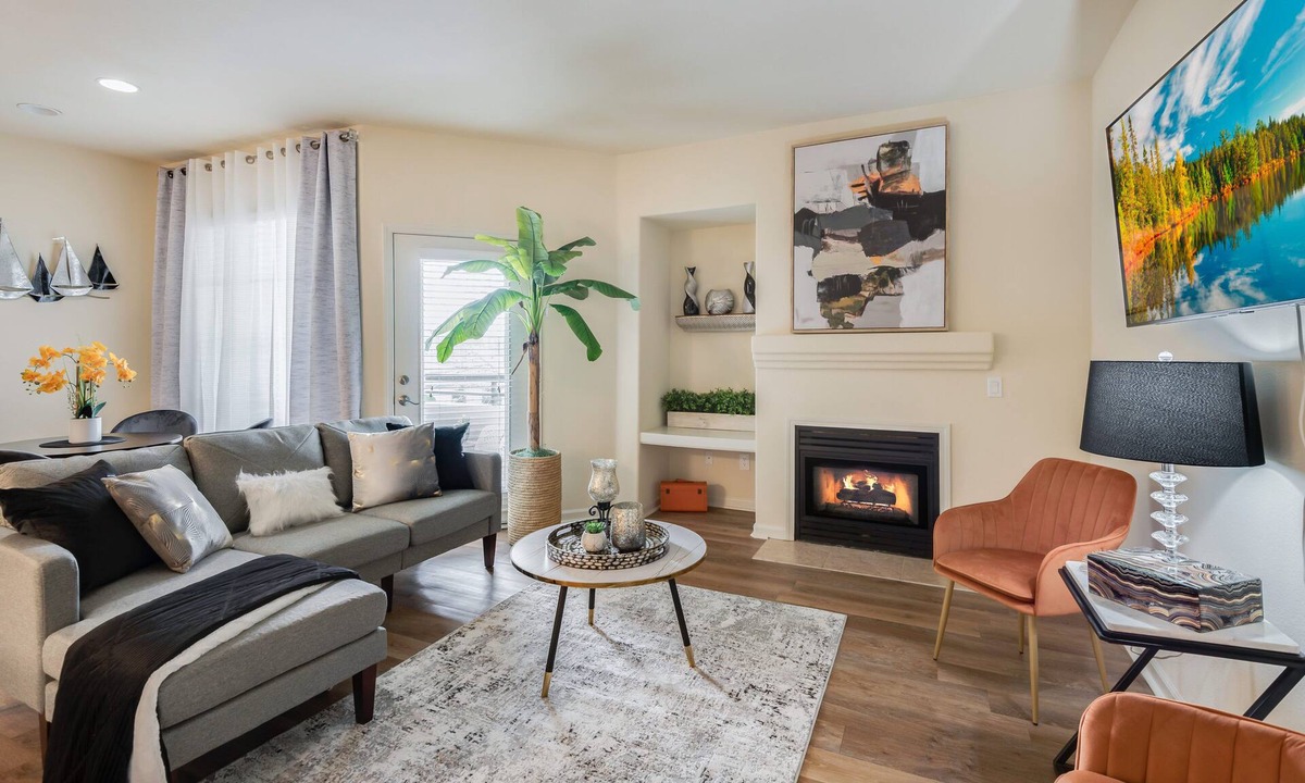 Roseville Apartment | Luxurious 2 -Bedroom Apartment: King Bed + Private Garage