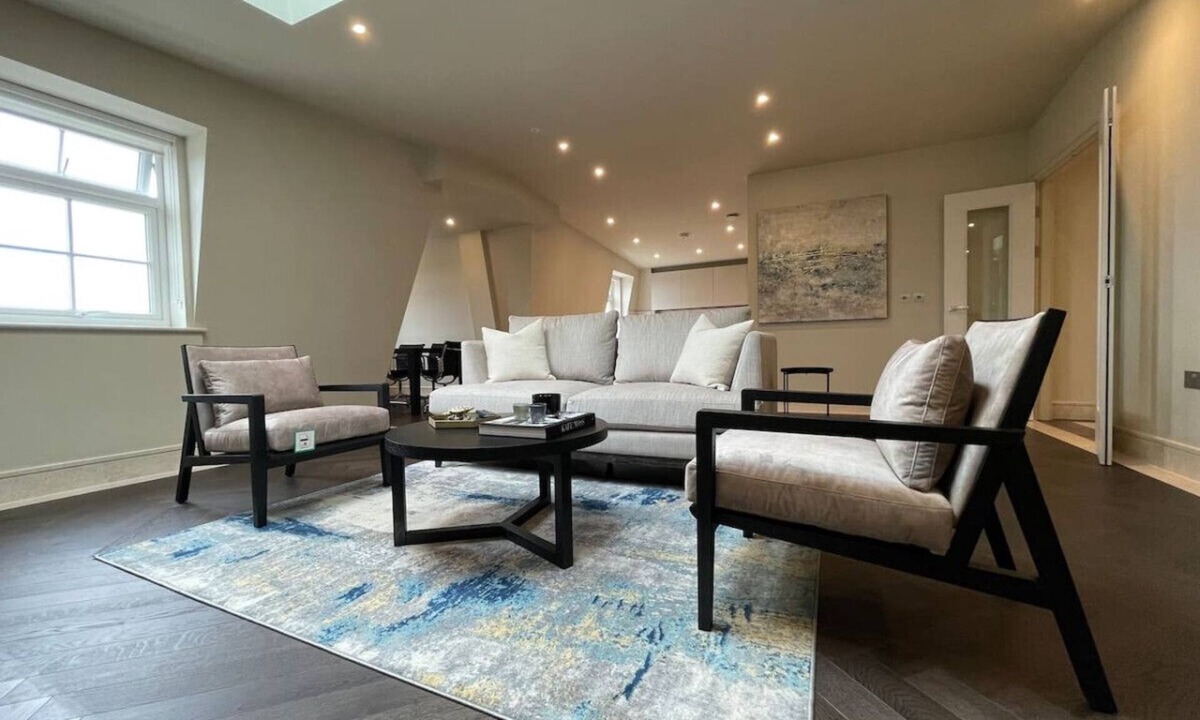 Chigwell Apartment | Luxurious 2 BR, 2 BA Apt, Desirable Chigwell