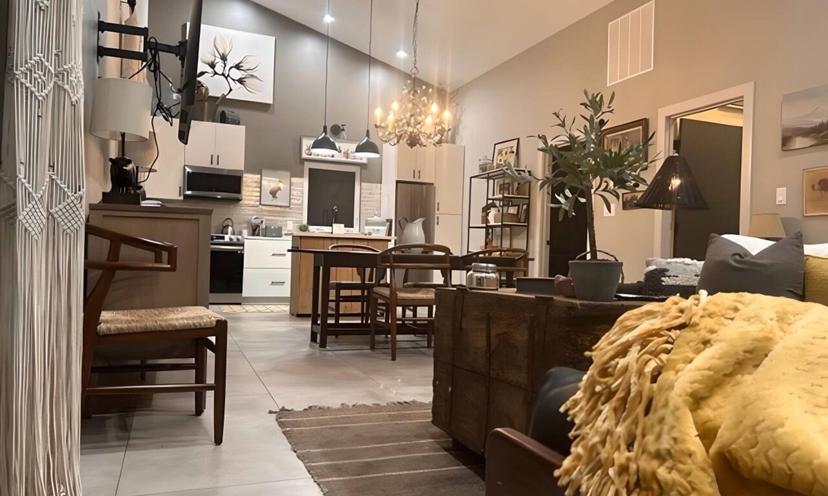 Carbondale House | Luxurious 2BR Creekside Deckhouse w Saltwater Hot Tub