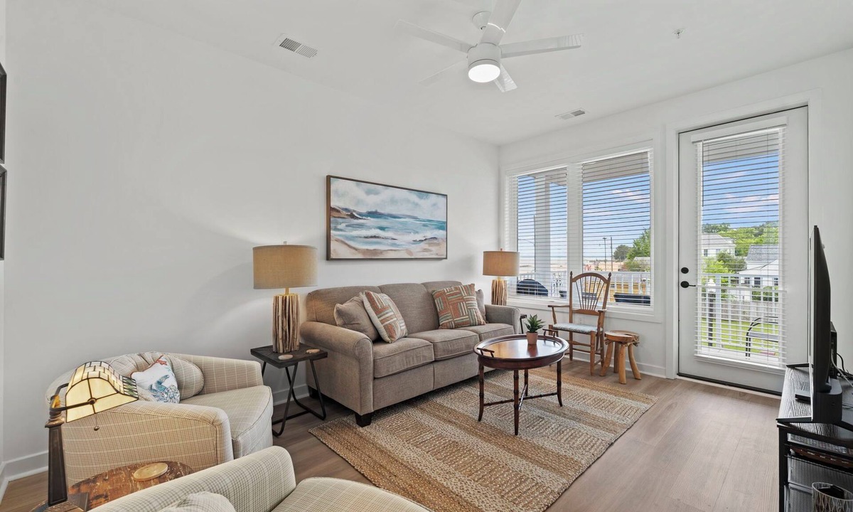Issue Condo | Luxurious 3 Bedroom Riverfront Condo with Private Deck
