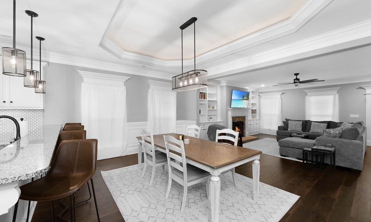 Huntsville House | Luxurious, 3-Bedroom home – 5 mins from entertainment district!